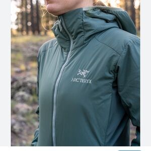 This is an Arc'teryx Women's Atom Hoody light blue. Size XL